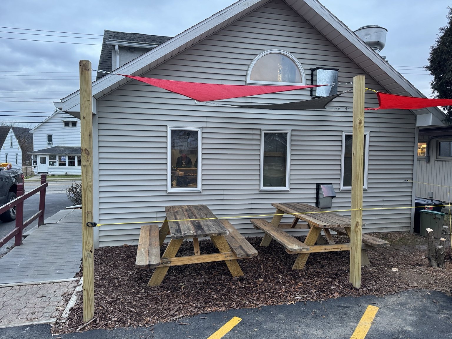 Outdoor patio dining at Taylors' Pizza House